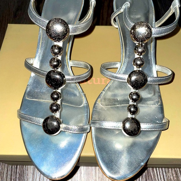 Naturalizer Silver size 8.5 kitten heel sandals - Picture 2 of 2
